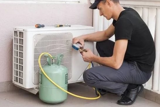 Ricarica gas a peso — un Daikin a Colorno Ricarica del gas a peso (R32/R410A) di un Daikin a Colorno