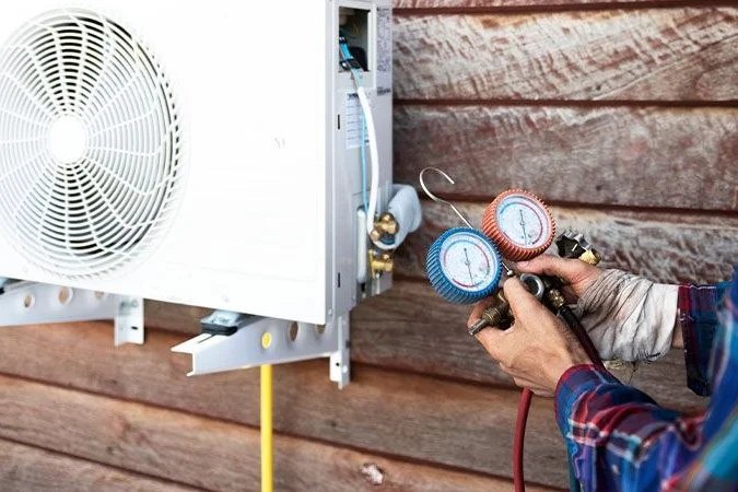 Controllo manometri — un Aermec a Parma Tecnico F-GAS ripara un Aermec a Parma