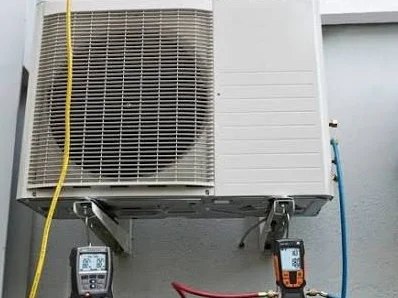 Diagnosi della pressione del gas su un climatizzatore a Parma